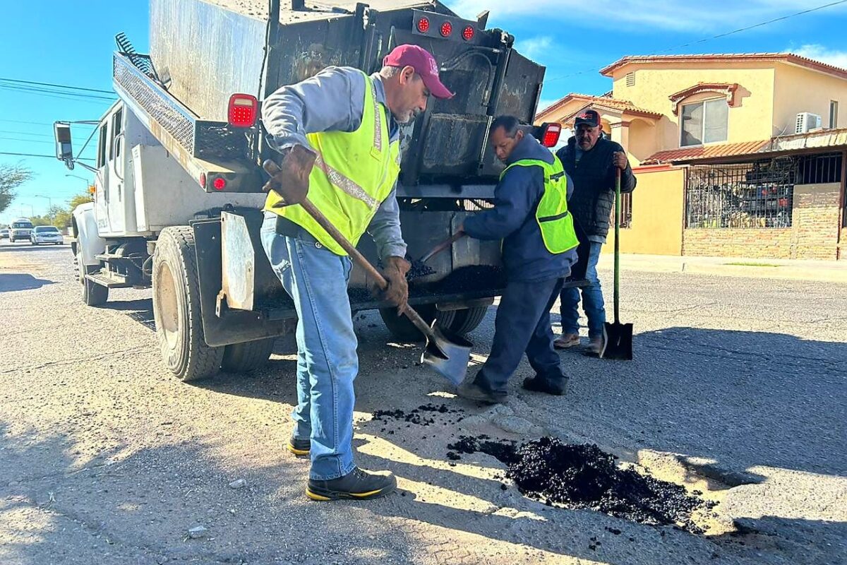 Avanza Obras Públicas con bacheos en vialidades de SLRC