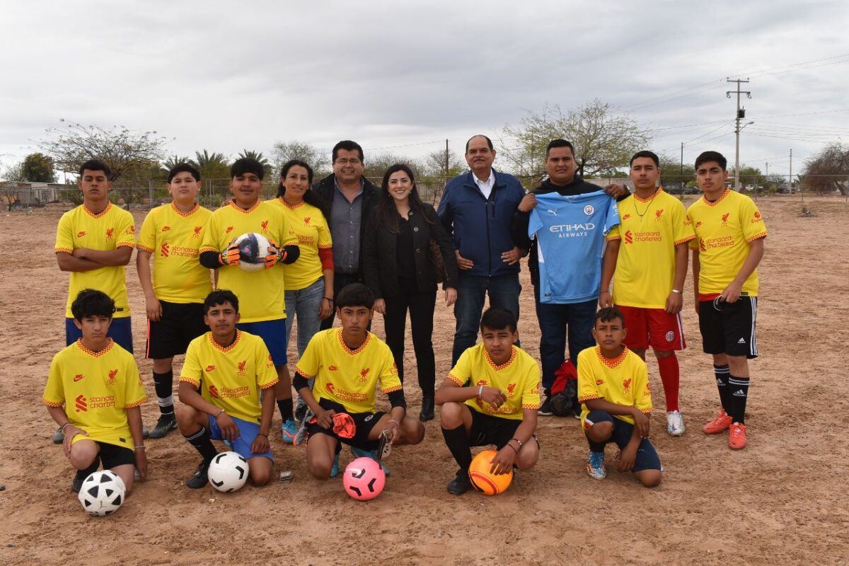 Donan material deportivo a jóvenes del valle de SLRC