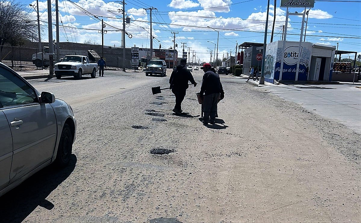Continúa Obras Públicas con bacheo en calles y avenidas de SLRC