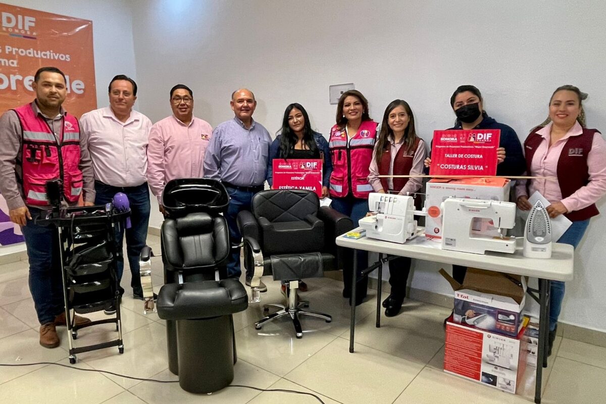 Entrega DIF de SLRC becas de discapacidad y proyectos productivos