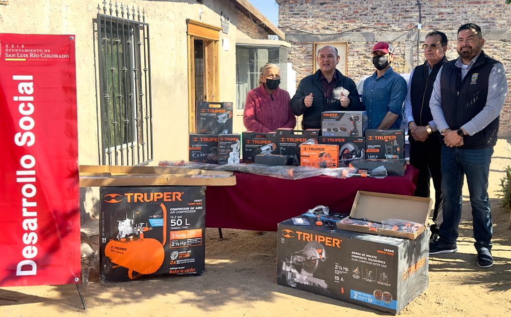 Recibe Antonio herramienta para carpintería de “Transfórmate”