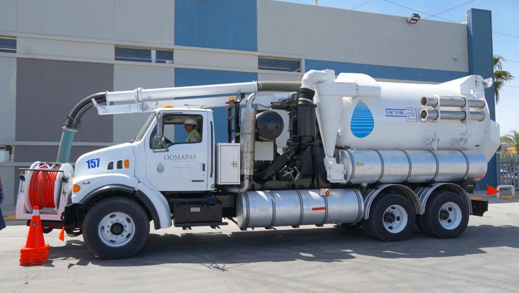 Entrega Alcalde nuevo camión Vactor y grúa a Oomapas