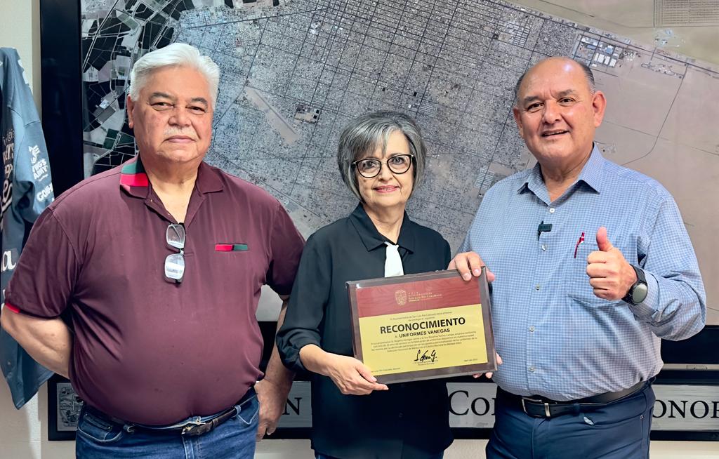 Reconoce Alcalde 22 años de servicio de “Uniformes Vanegas”