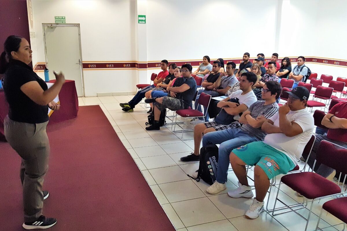 Imparten pláticas sobre deporte adaptado a estudiantes de UES