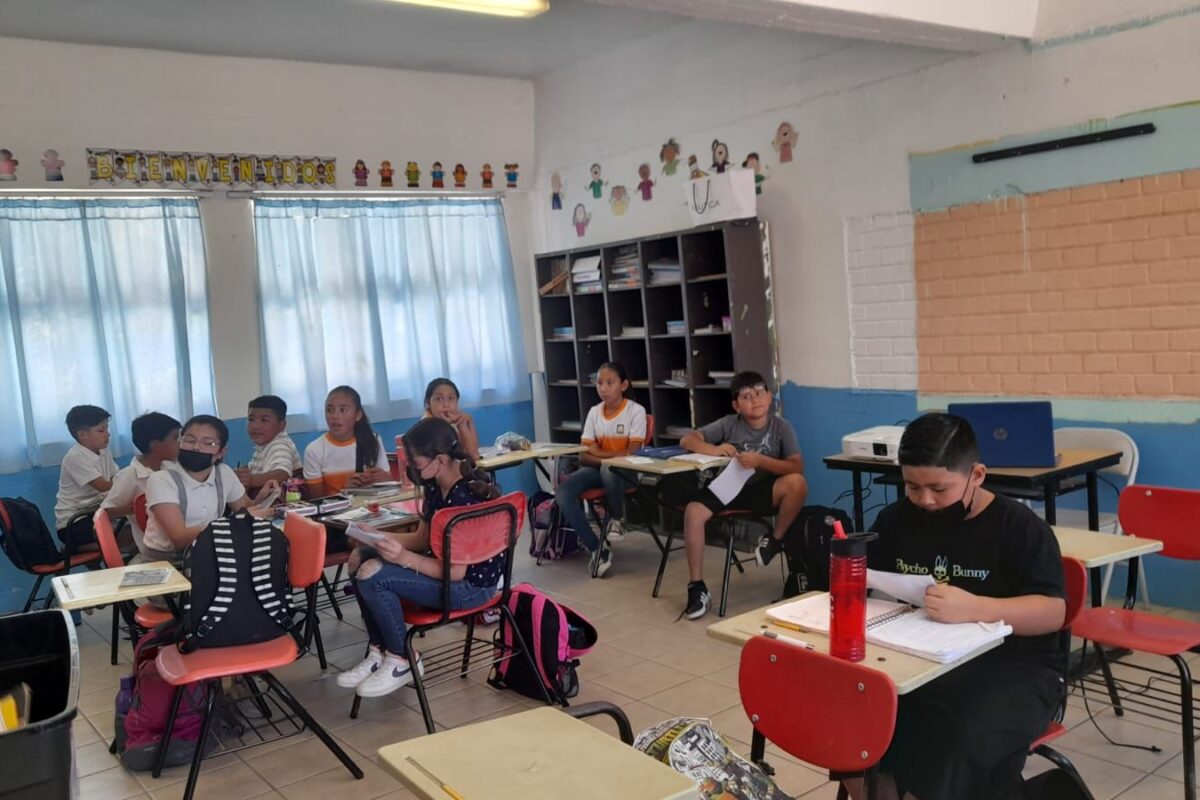 Entrega Biblioteca “Caja viajera” a primaria de SLRC