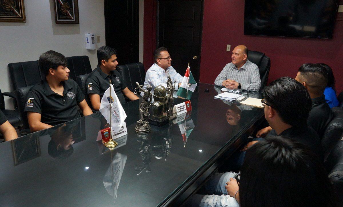 Felicita Alcalde a estudiantes de mecatrónica de la UT