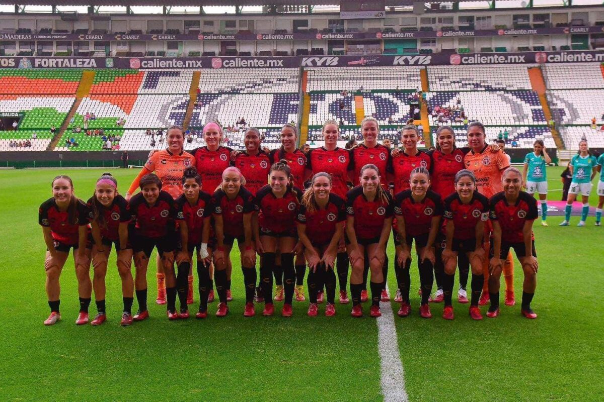 Distingue Alcalde a jóvenes campeonas de fútbol de SLRC