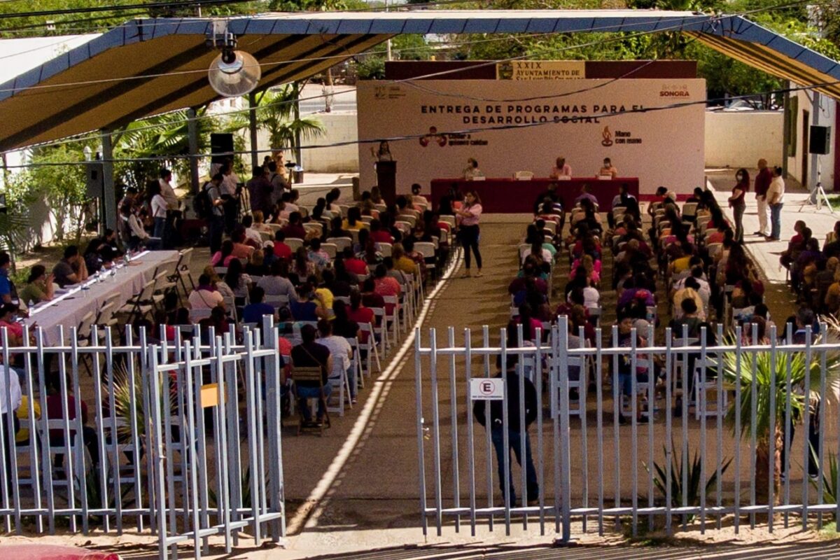 Renuevan tarjetas a beneficiarios de programas sociales