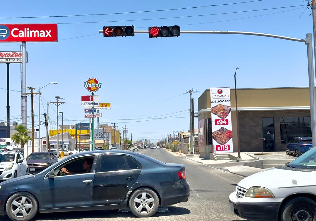 Instalan flecha de luz en semáforo de Av. Quintana Roo y 26