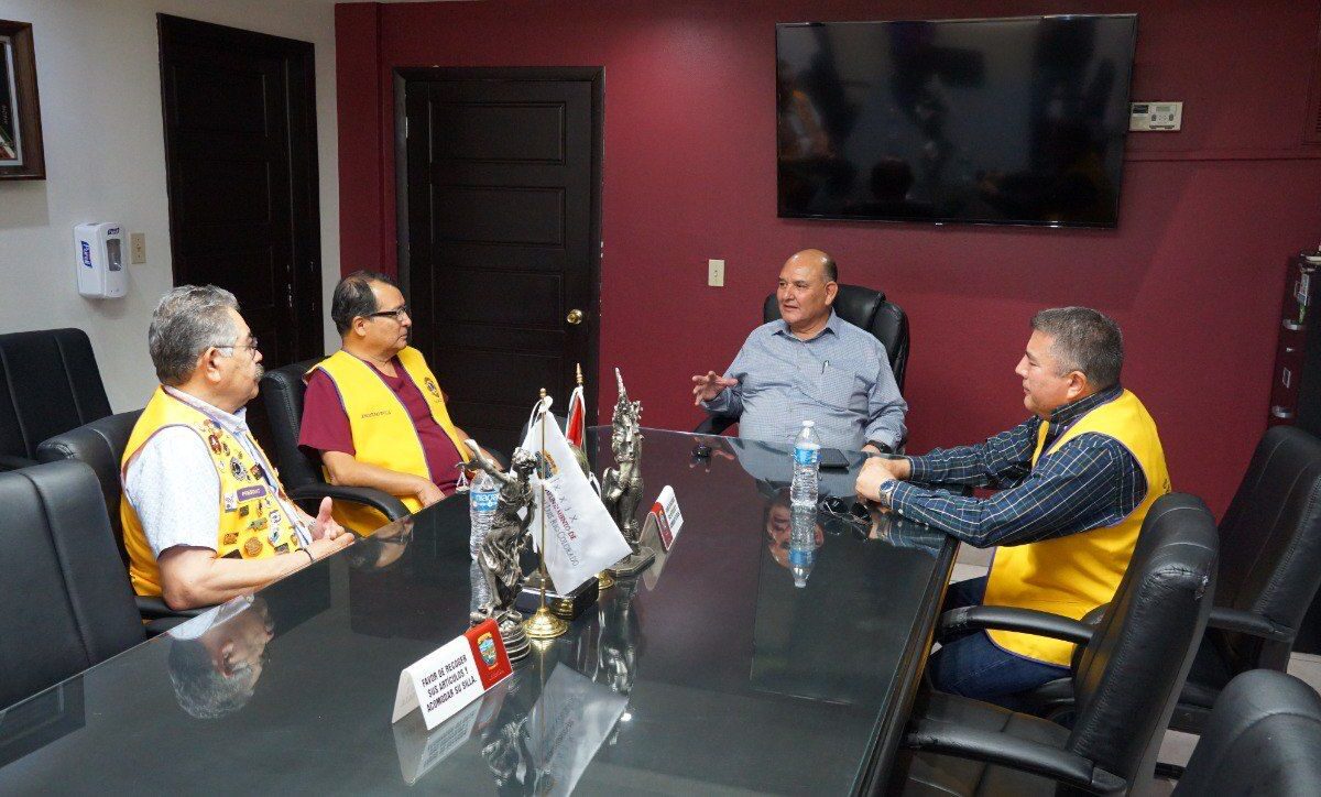 Reconoce Club de Leones al alcalde Santos González Yescas