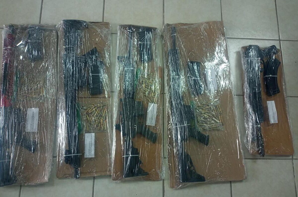 GN y Sedena aseguran armamento y droga en la colonia Reforma en SLRC