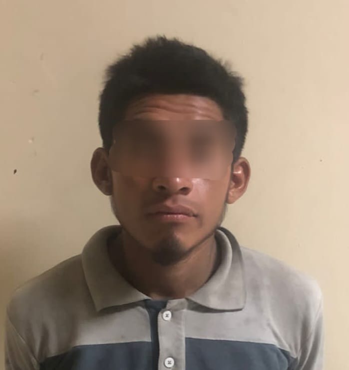 Municipales lo sorprenden y detienen dentro de comercio