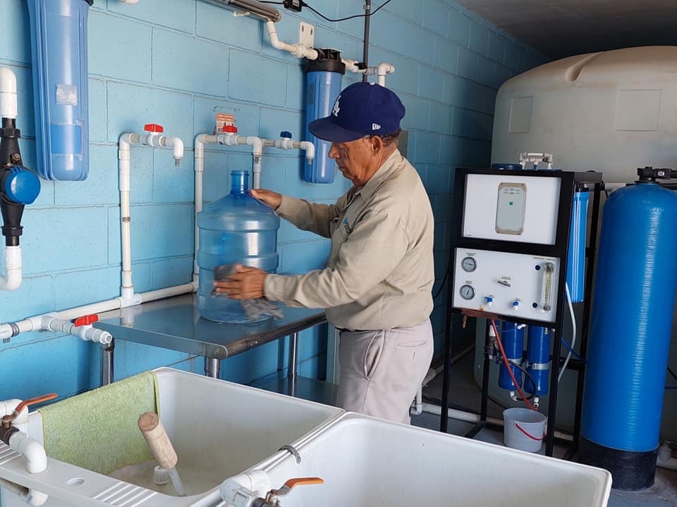 Ofrece Oomapas agua purificada gratis a escuelas de SLRC
