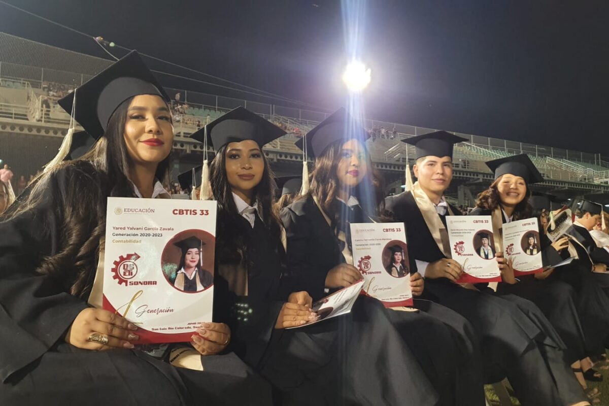 Felicita Ayuntamiento a los 370 graduados de Cbtis #33