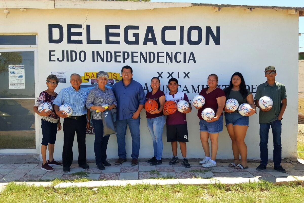Entregan material deportivo a jóvenes del ejido Independencia