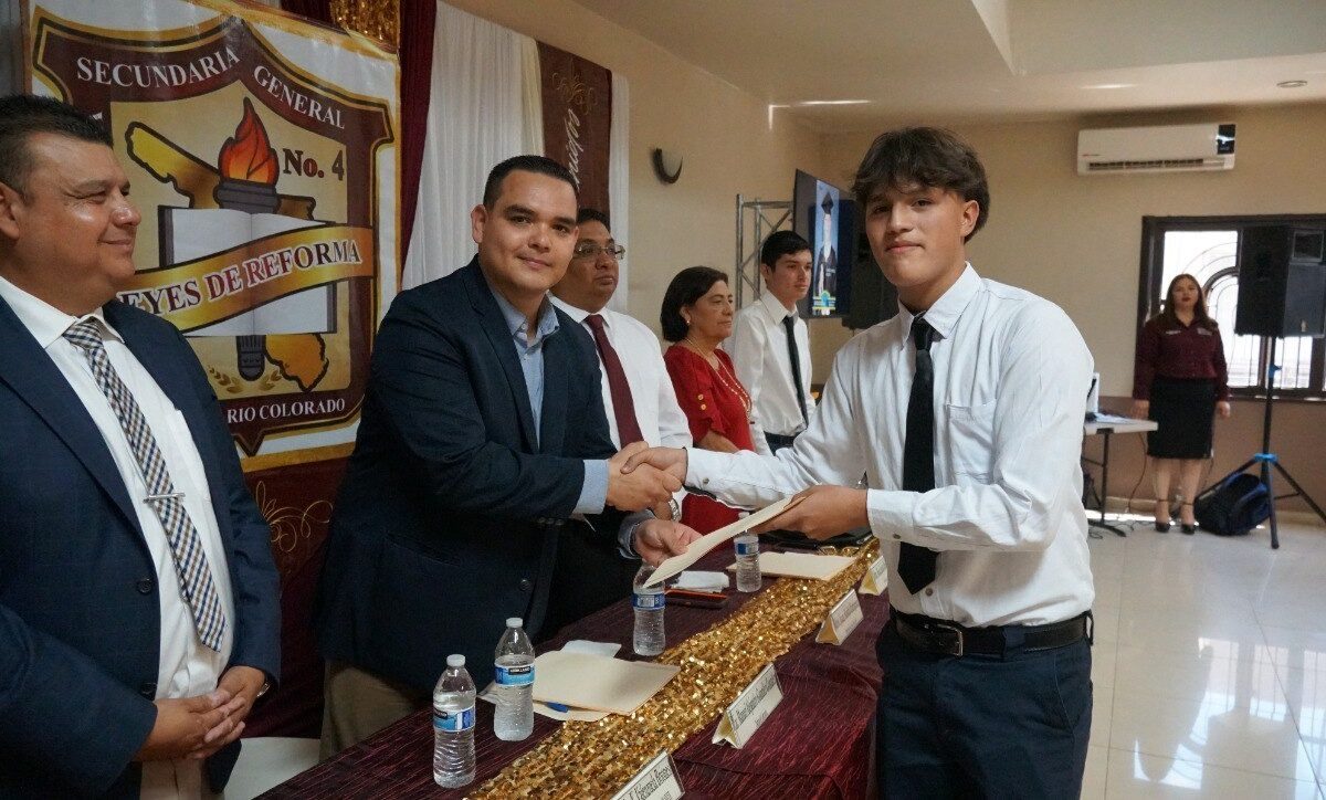Se gradúan 210 alumnos de la Secundaria Gral. # 4