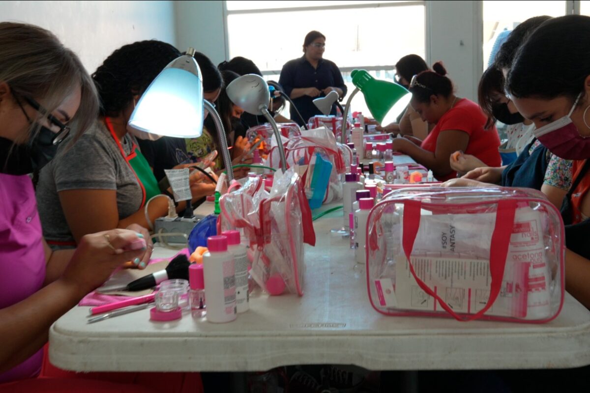 Lleva Desom cursos a las colonias de SLRC