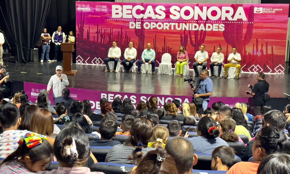 Apoya Desom en entrega de becas del Estado