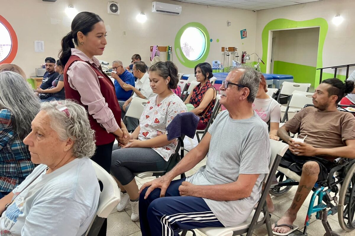 Entrega DIF Municipal credenciales a personas con discapacidad