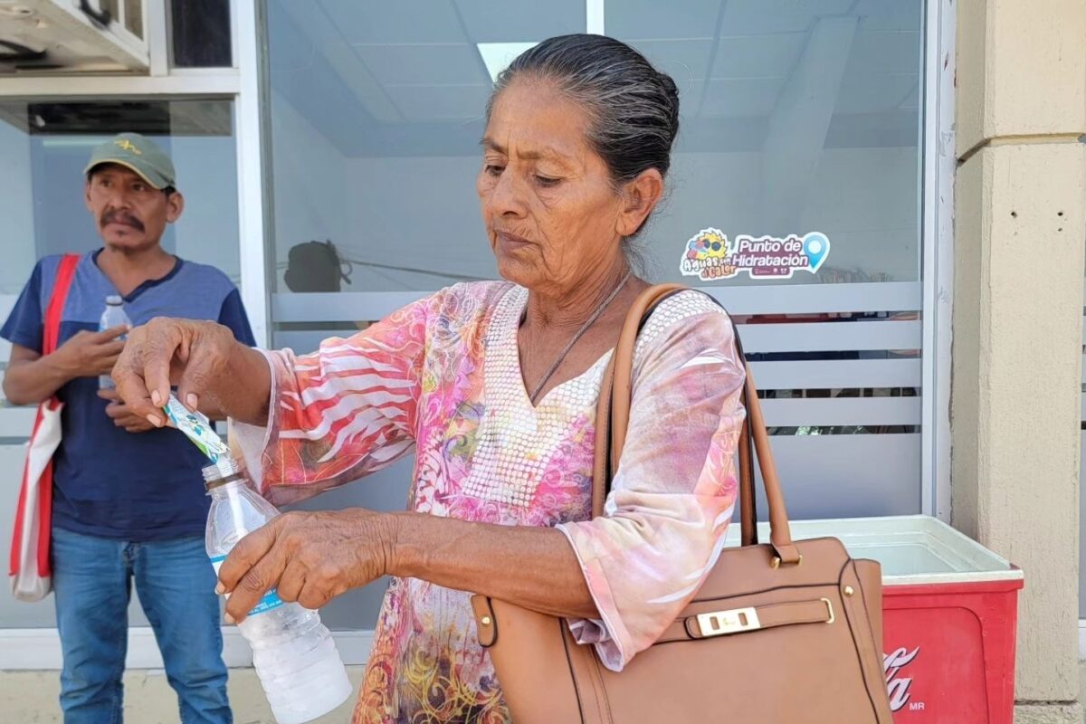 Reparten más de 500 botellas de agua y sueros en puntos de hidratación