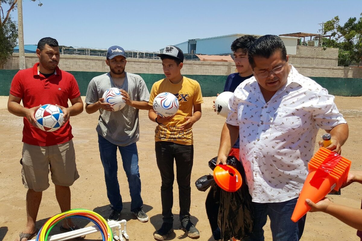 Reciben futbolistas del Golfo material deportivo