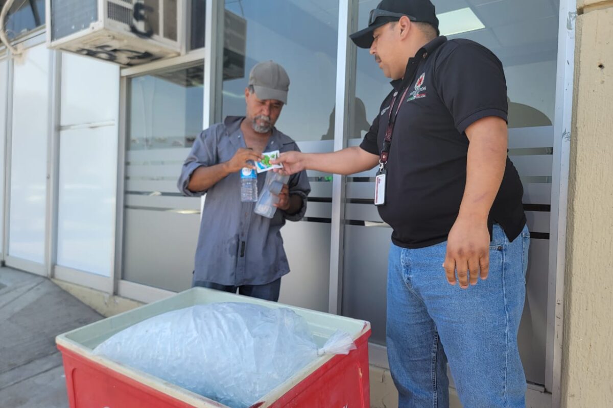 Disponen botellas de agua en puntos de hidratación