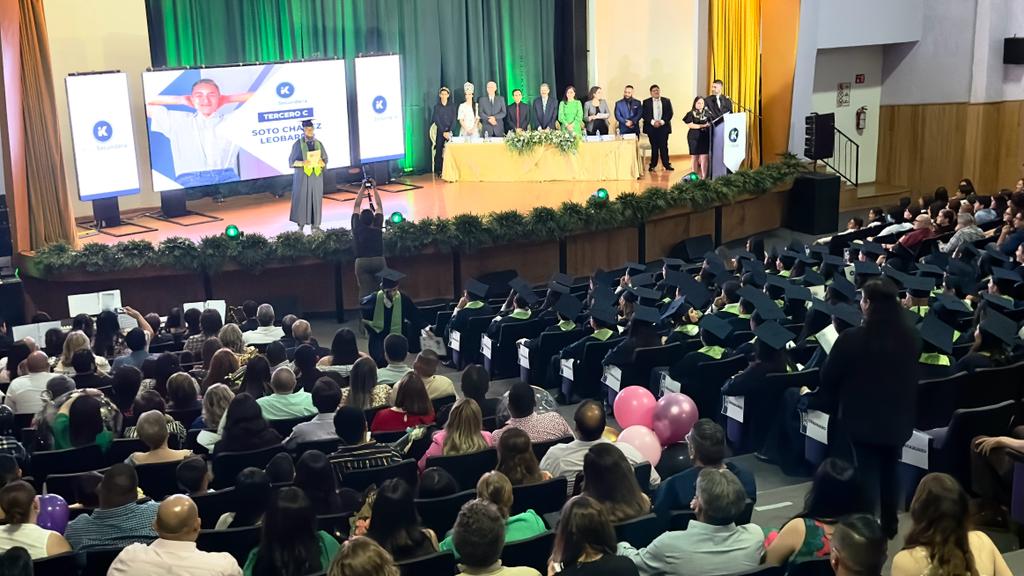 Se gradúan 90 jóvenes de la secundaria del Kino