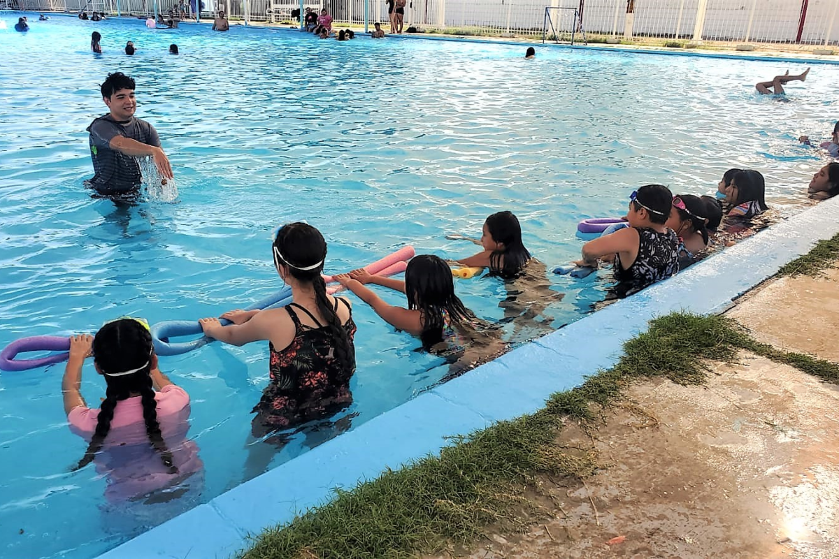Arrancan cursos de natación y aqua-zumba en Alberca Municipal