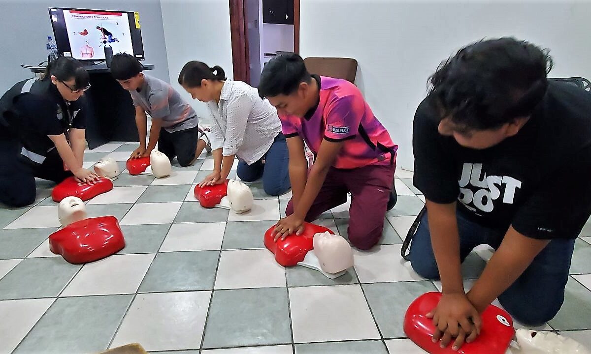 Capacitan a personal del Deporte en primeros auxilios