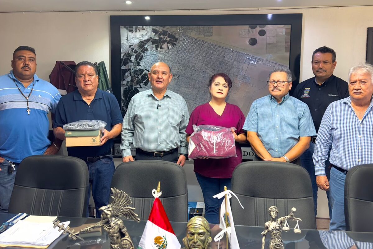 Entrega alcalde uniformes a personal sindicalizado del Ayuntamiento