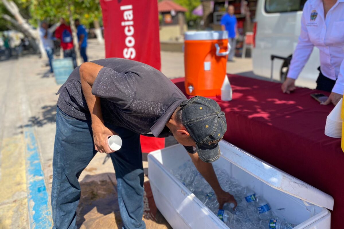 Reparte Desom sueros y aguas en la ciudad