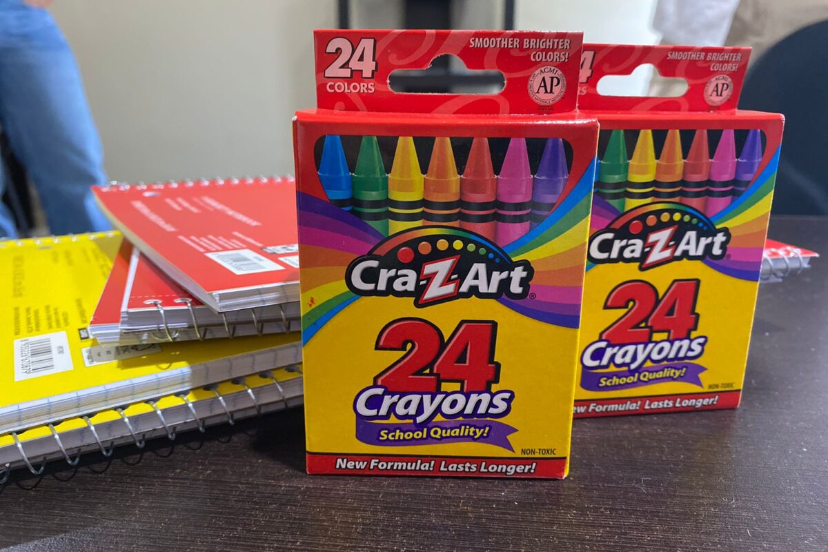 Invita Oprode a donar útiles escolares