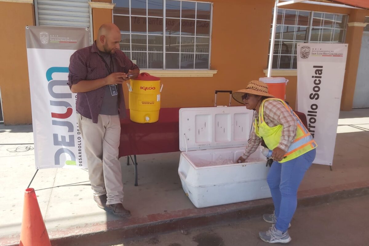 Entrega Desom y Dejum sueros y agua en cruce fronterizo