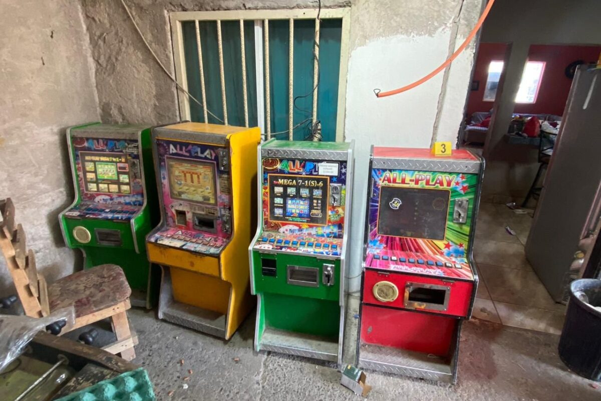 Aseguran 11 máquinas tragamonedas y un arma de fuego en cateo a cinco comercios de Hermosillo