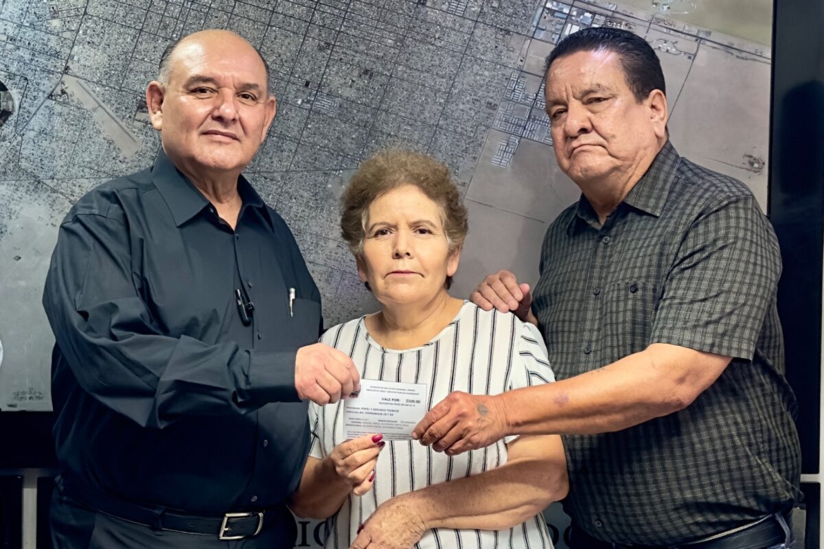 Entrega Alcalde vales escolares a colaboradores del Ayuntamiento