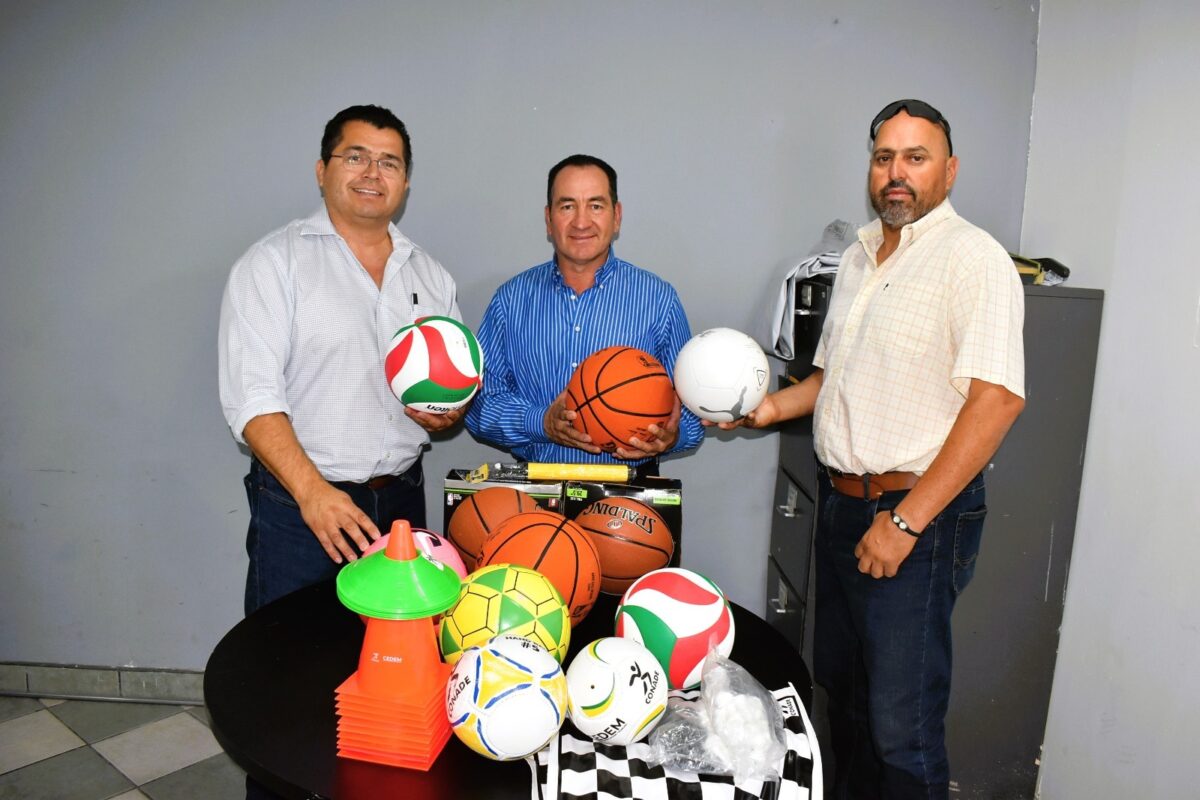 Entregan material deportivo al Conalep