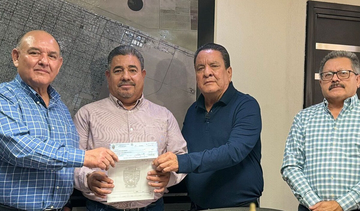Entrega Alcalde primera parte de aguinaldo a empleados municipales