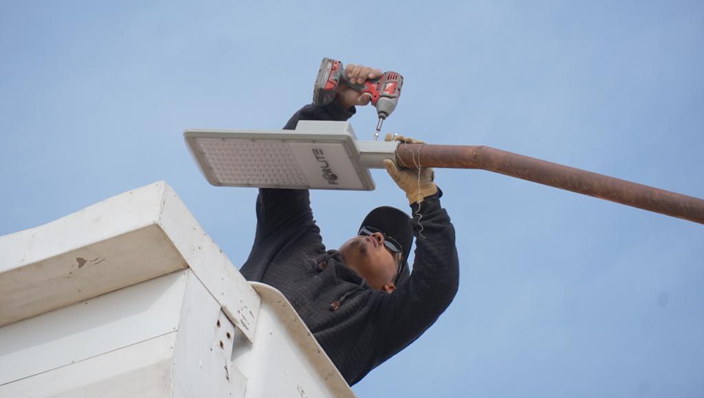 Comienza rehabilitación de alumbrado público en el Islita