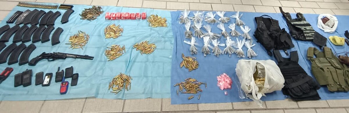 Aseguran un arma, cartuchos, narcótico, equipo táctico y de comunicación en Santa Ana