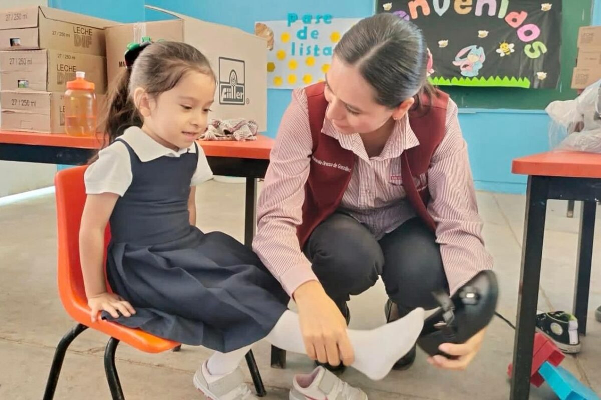 Aún cuenta DIF Municipal con zapatos escolares para niñas y adolescentes