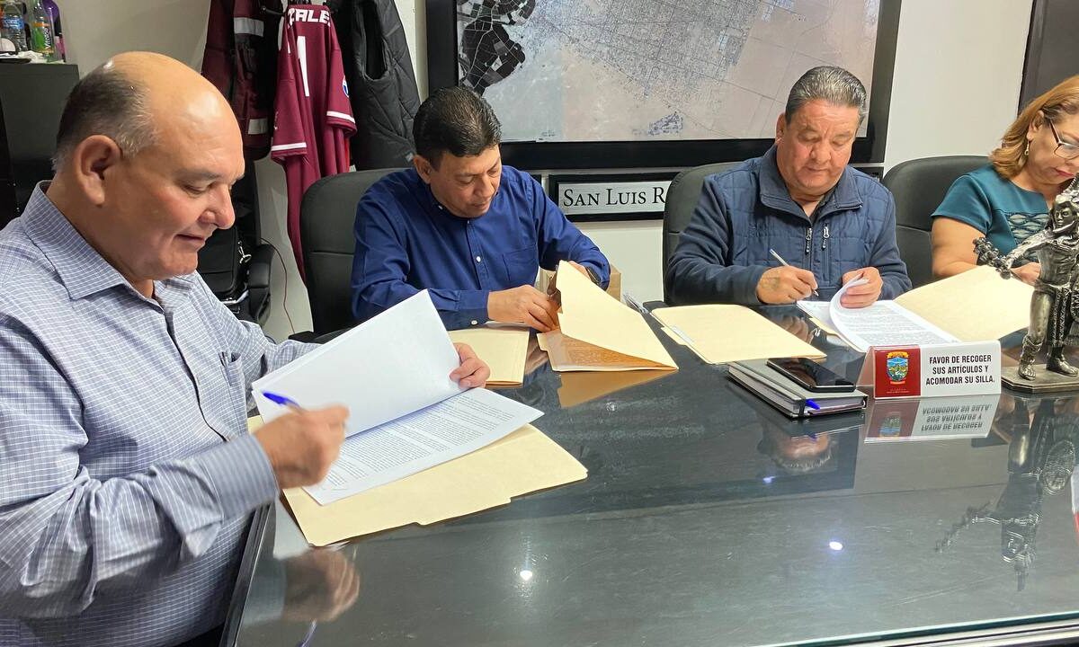 Firma Ayuntamiento contrato con trabajadores sindicalizados