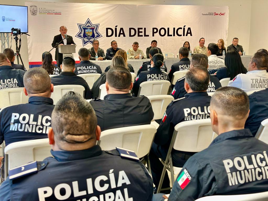 Reconoce Alcalde a policías por mérito y años de servicio