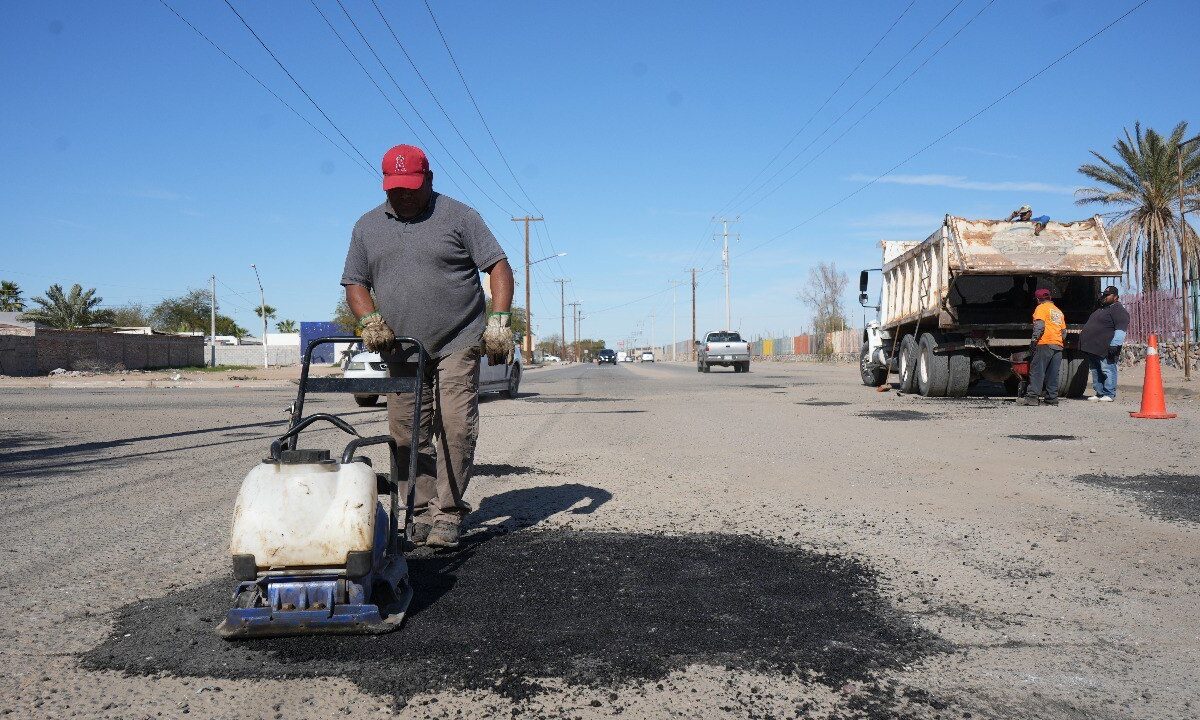 Avanzan labores de bacheo en vialidades afectadas en San Luis