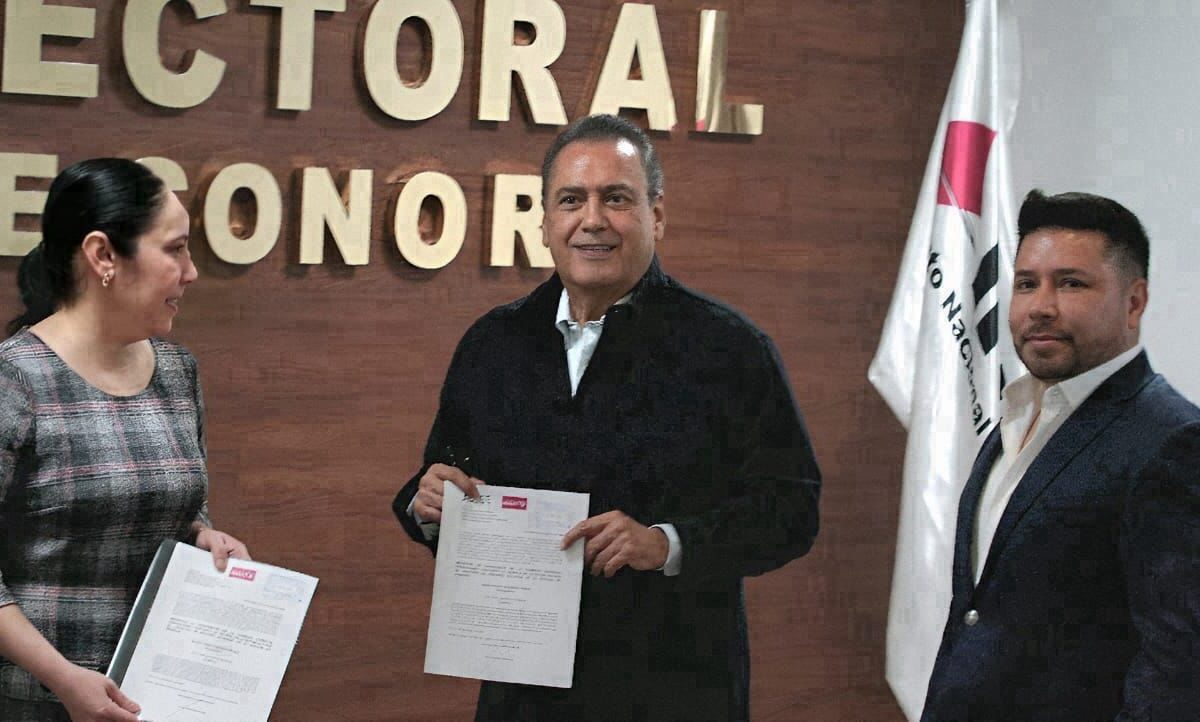 BELTRONES  ACUDE A SOLICITAR SU REGISTRO COMO CANDIDATO AL SENADO POR EL PRIAN