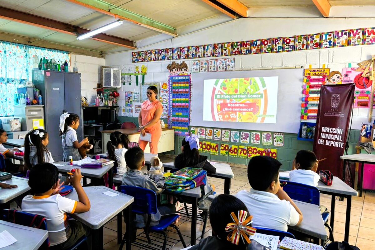 Llevan plática de nutrición a la escuela 20 de Noviembre