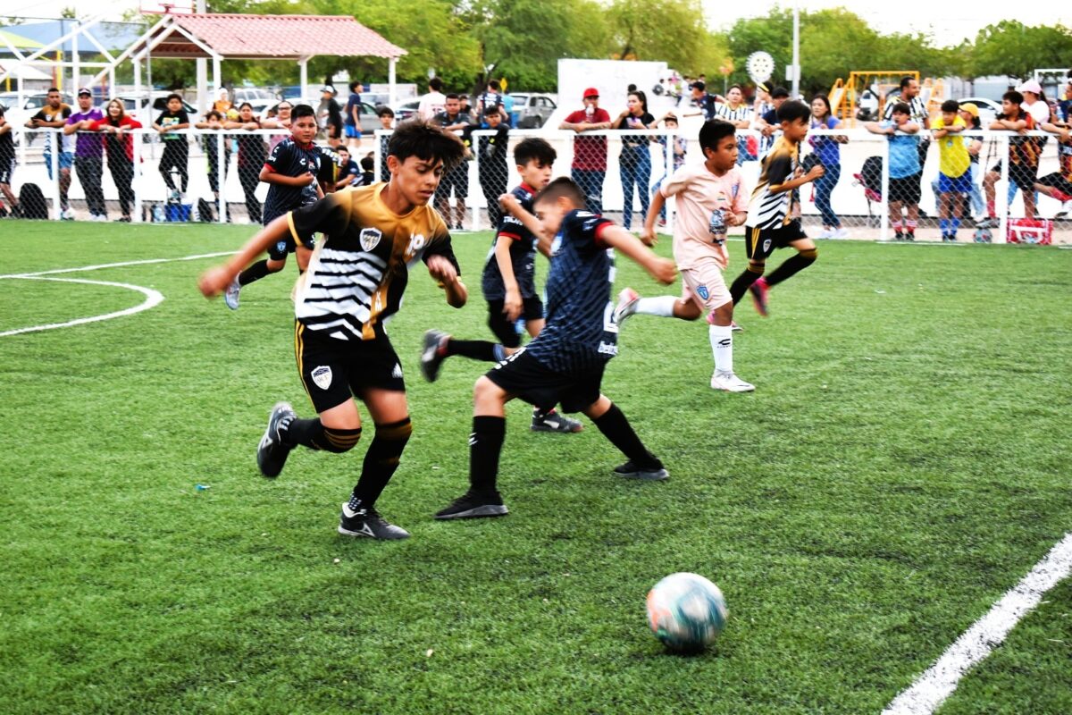 Festejan decenas de niños Torneo Relámpago de Fútbol