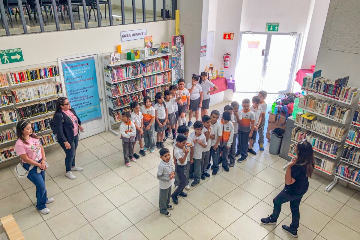 Dan recorrido guiado en Centro Cultural a alumnos de primaria