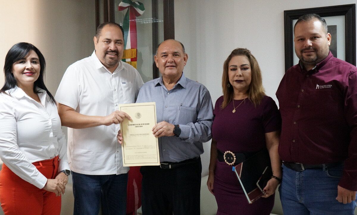 Entrega Alcalde título de propiedad de edificio de Gobierno de Sonora