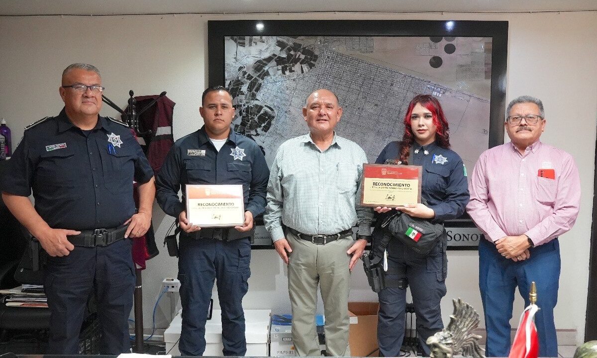 Entrega Alcalde reconocimiento a policías municipales por acto heroico