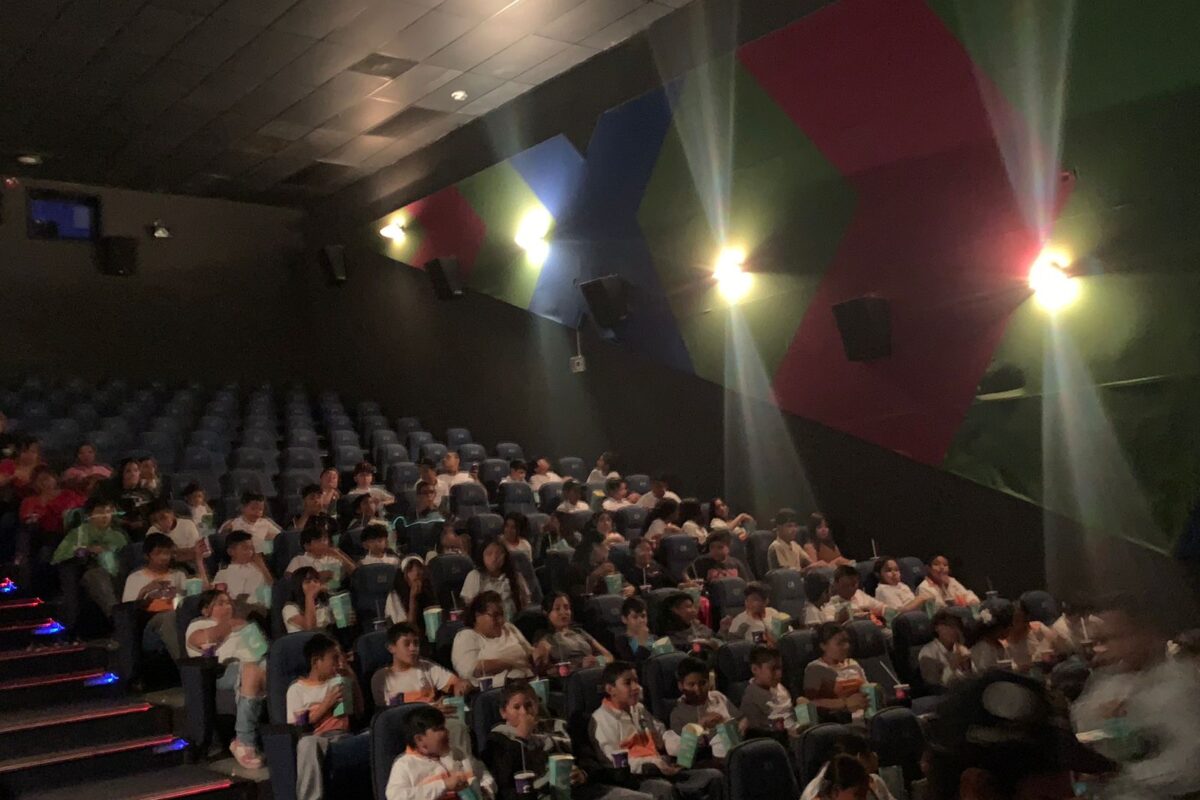 Lleva Dejum al cine a alumnos de primaria Topahue